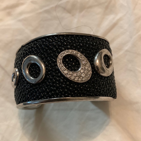 A gorgeous bracelet with crystal embellishments - Picture 1 of 4